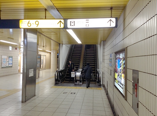 ①JR戸塚駅地下改札を出て左に向かいます