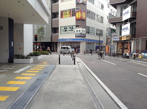 ⑤戸塚西口バスセンター看板を左に曲がります