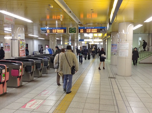 ①ブルーライン戸塚駅改札を出て左に向かいます